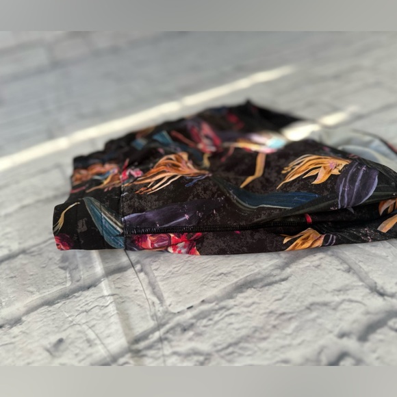 Lululemon Hotty Hot Low-Rise Lined Short 4” Size 6 - Picture 13 of 13